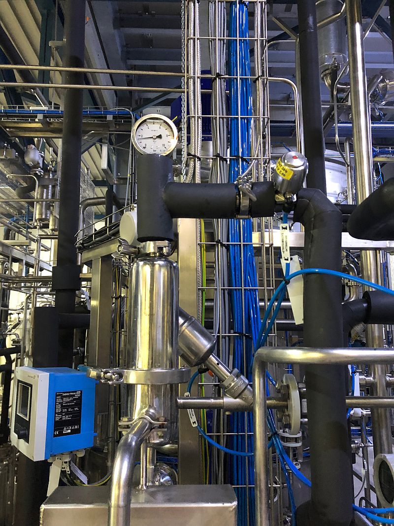 LifeTec™ PT N membrane filter in a PG-EG filter housing for sterile air filtration. Steam for sterilization is supplied through the insulated piping. At a central point, a steam filter with a P-GSL N filter element ensures the required steam quality.