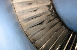 Figure 1: Inlet guide vanes (left) after 1,200 hours of lower-efficiency filtration (Er2), compared with the same inlet guide vanes (right) after 5,000 hours with higher-efficiency filtration (Er5)