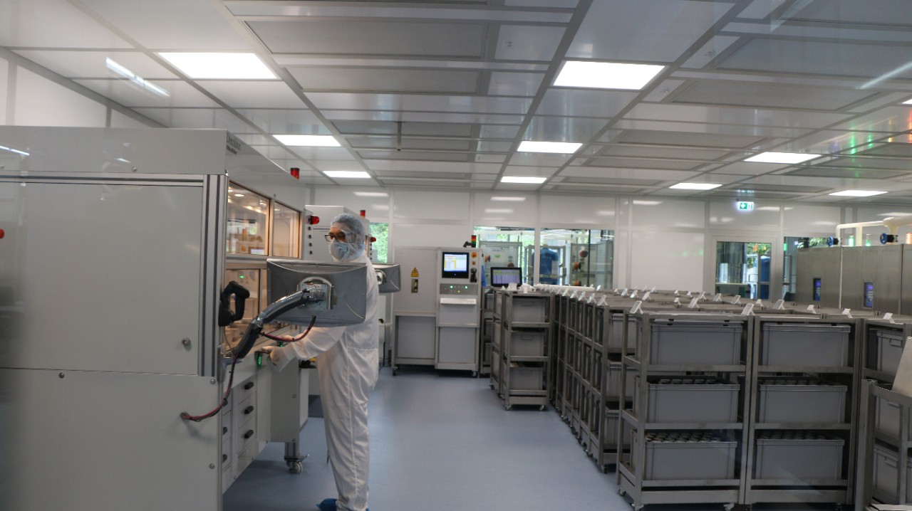 Figure 1: The new clean room production facility for Donaldson LifeTec liquid filters in Germany.