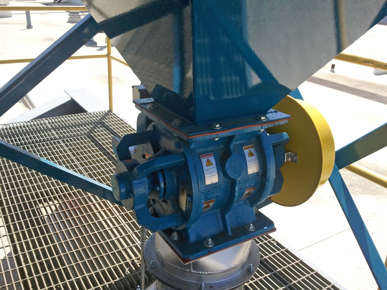  Figure 4 - Rotary valve creates a seal between the collector and drum